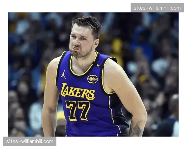 走步违例吹罚聚焦收球时机，东契奇012脚步临场判别难度